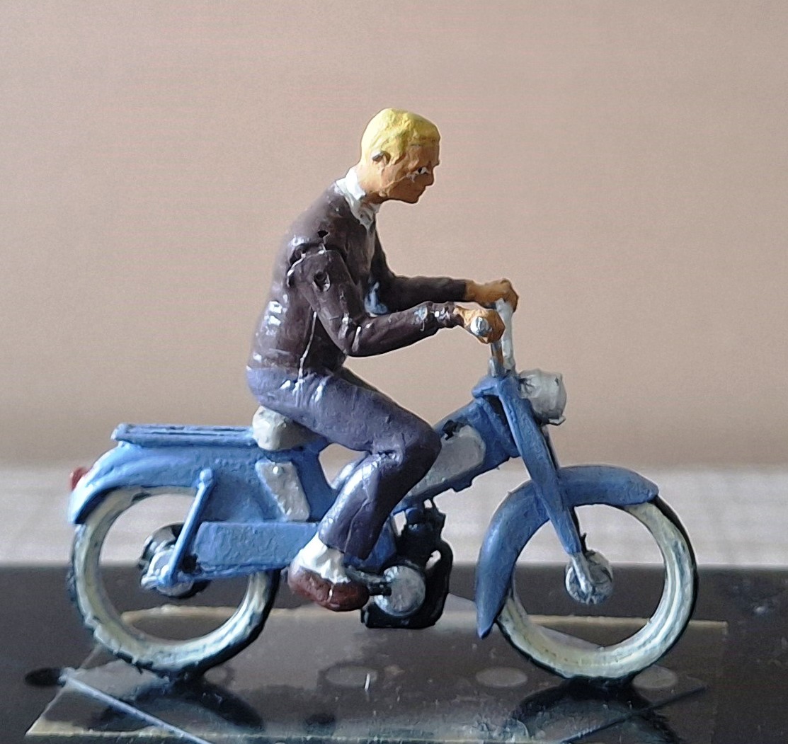 Gérard Lambert et sa mobylette.jpg